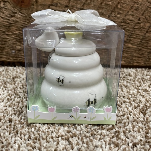 Kate Aspen Sweet As Can Bee Ceramic Honey Pot with Wooden Dipper (Set of 4) - Picture 3 of 8